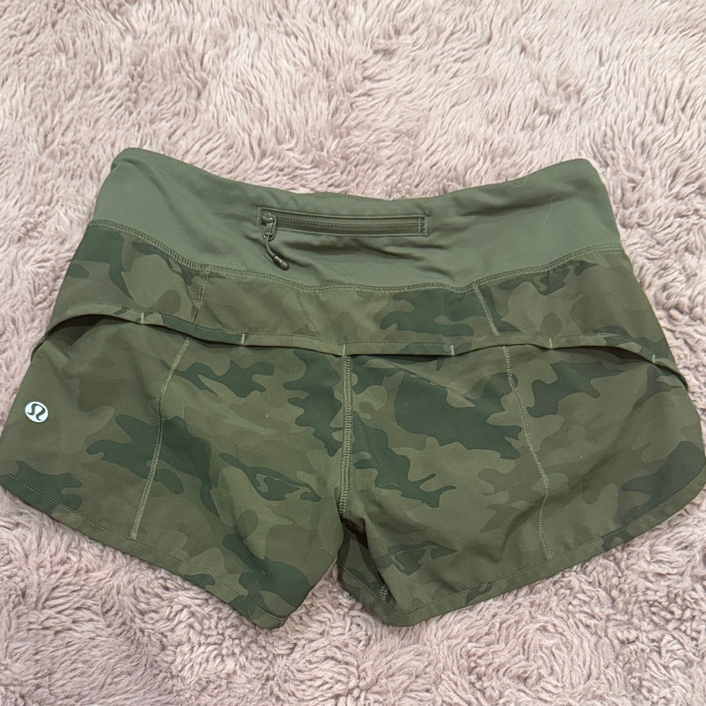 Green Camouflage Women's Shorts Lululemon - Picture 2 of 3